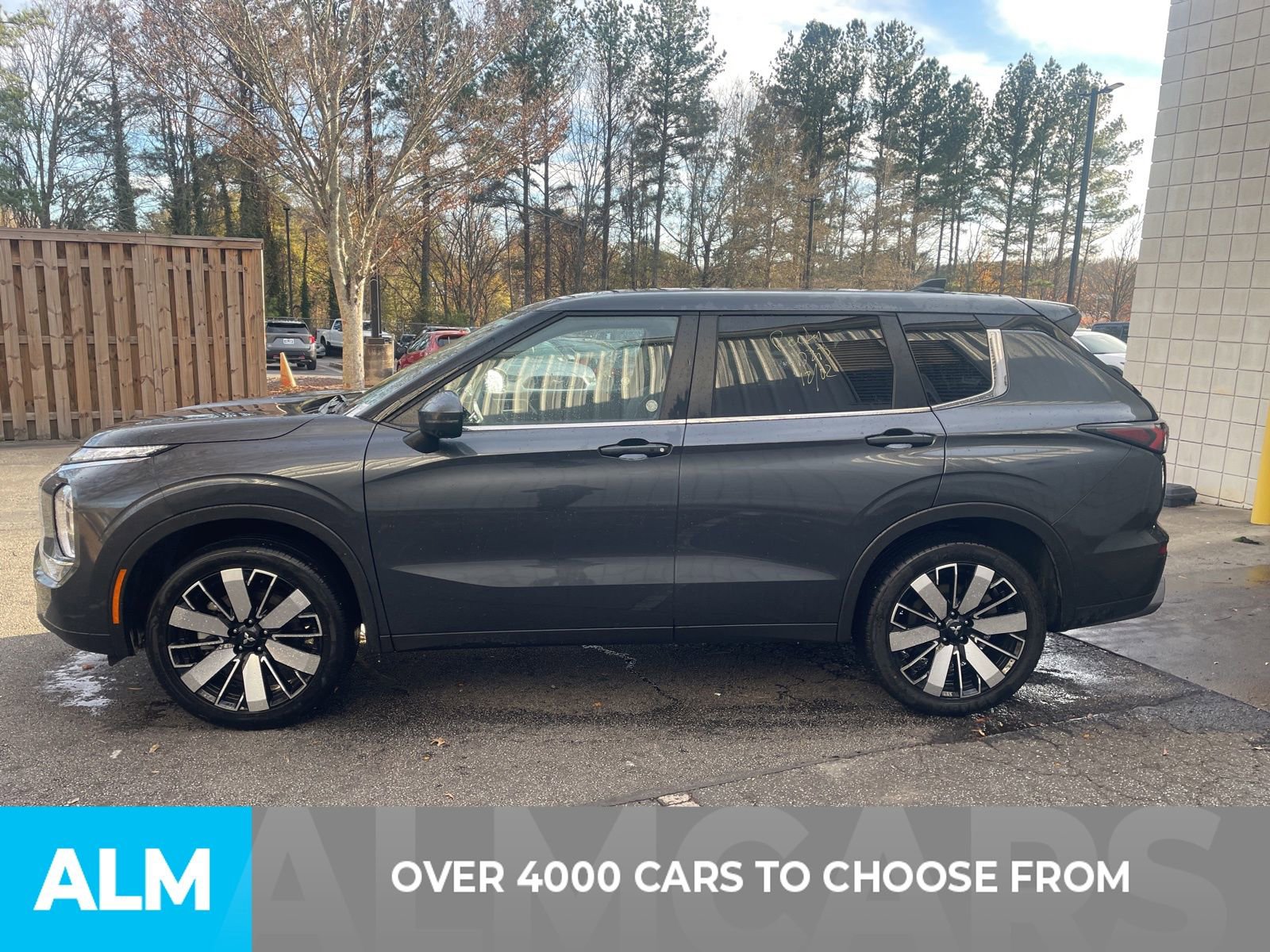 Used 2025 Mitsubishi Outlander SE image 3