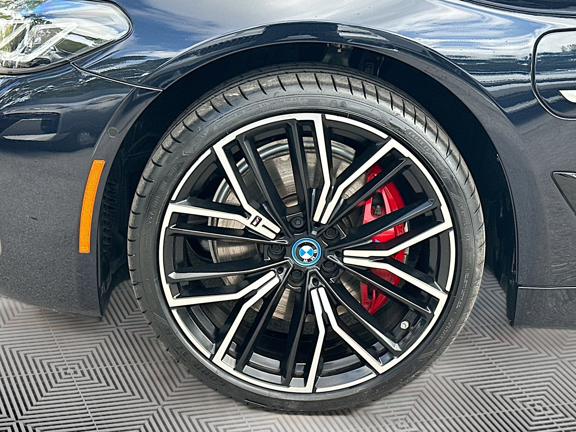 Used 2023 BMW 530e w/ M Sport Package image 39