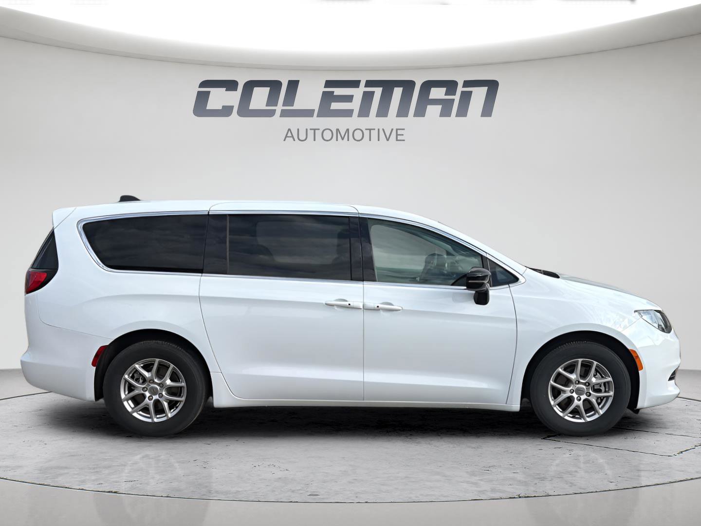 Used 2024 Chrysler Voyager LX FWD image 6