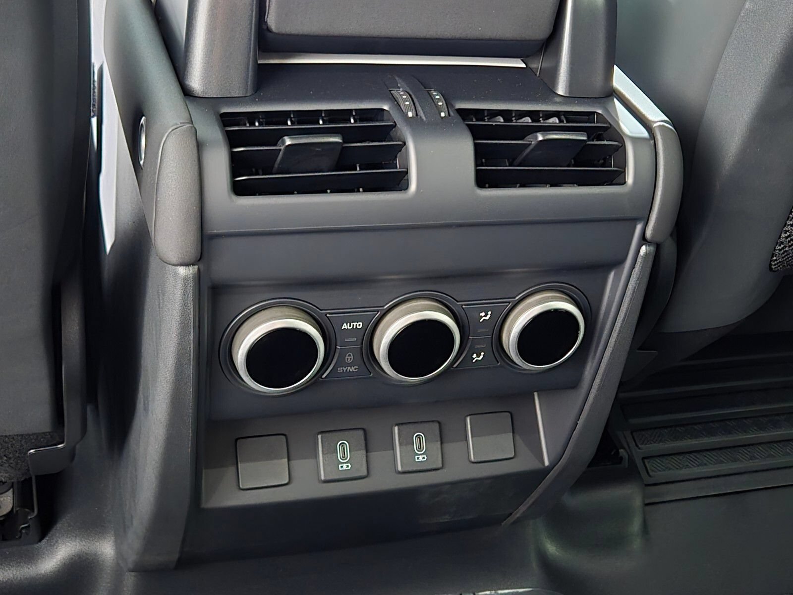 New 2026 Land Rover Defender 110 X-Dynamic SE AWD/4WD image 14