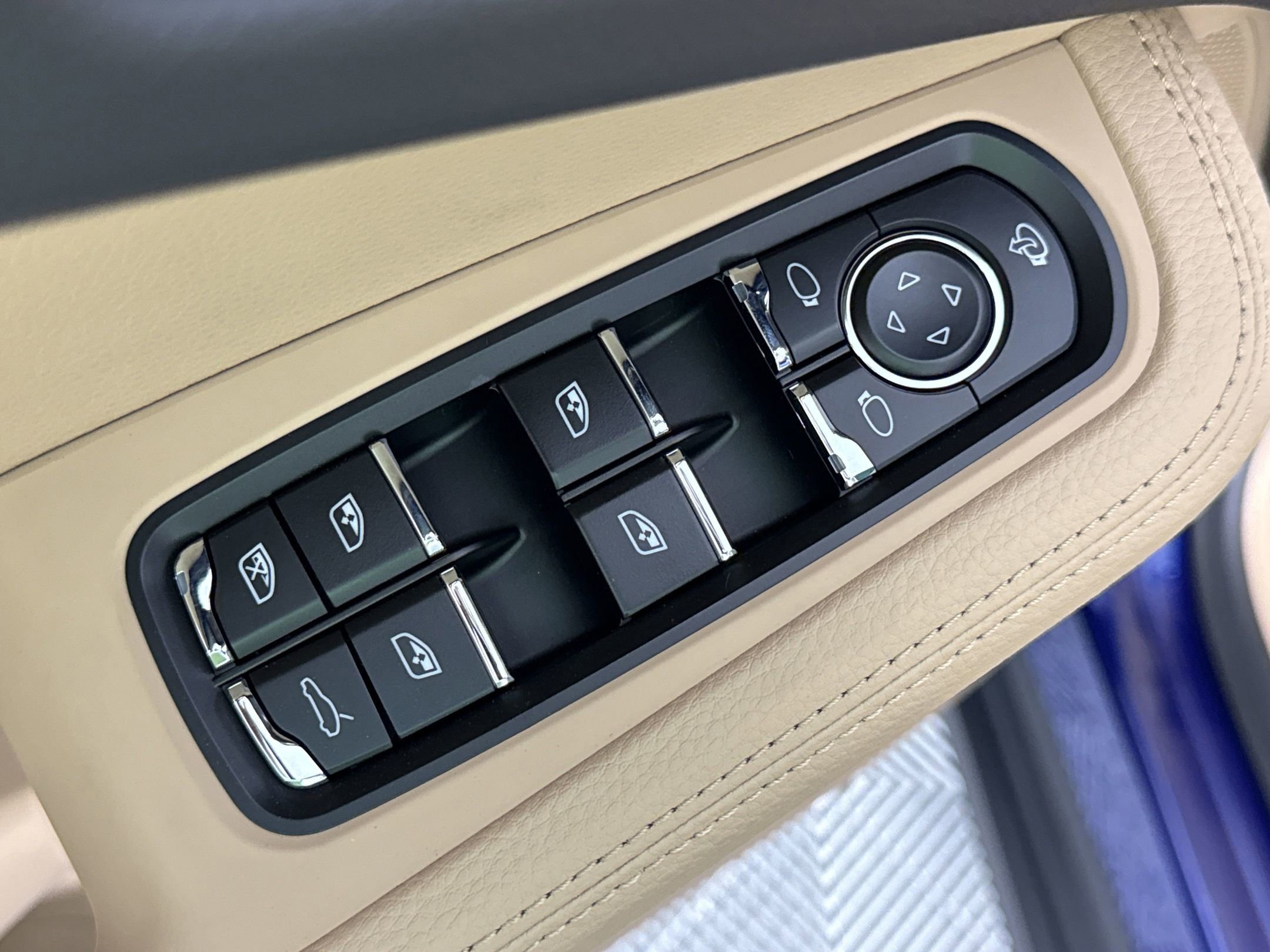 Certified 2025 Porsche Macan image 13