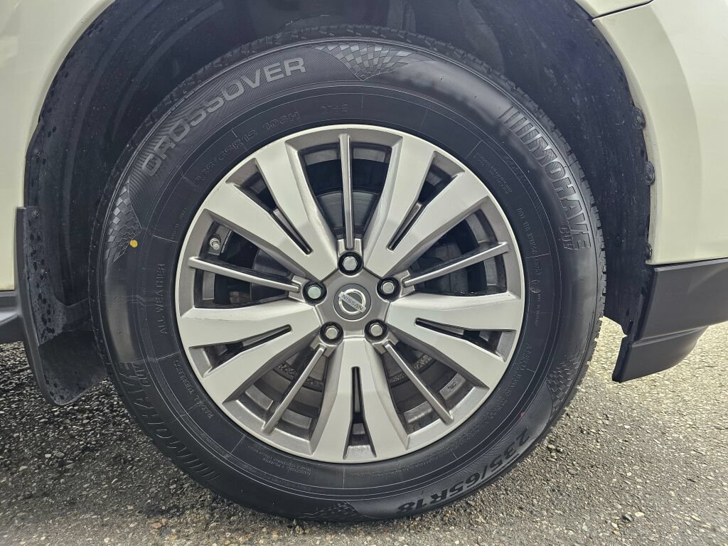 Used 2018 Nissan Pathfinder SV image 8