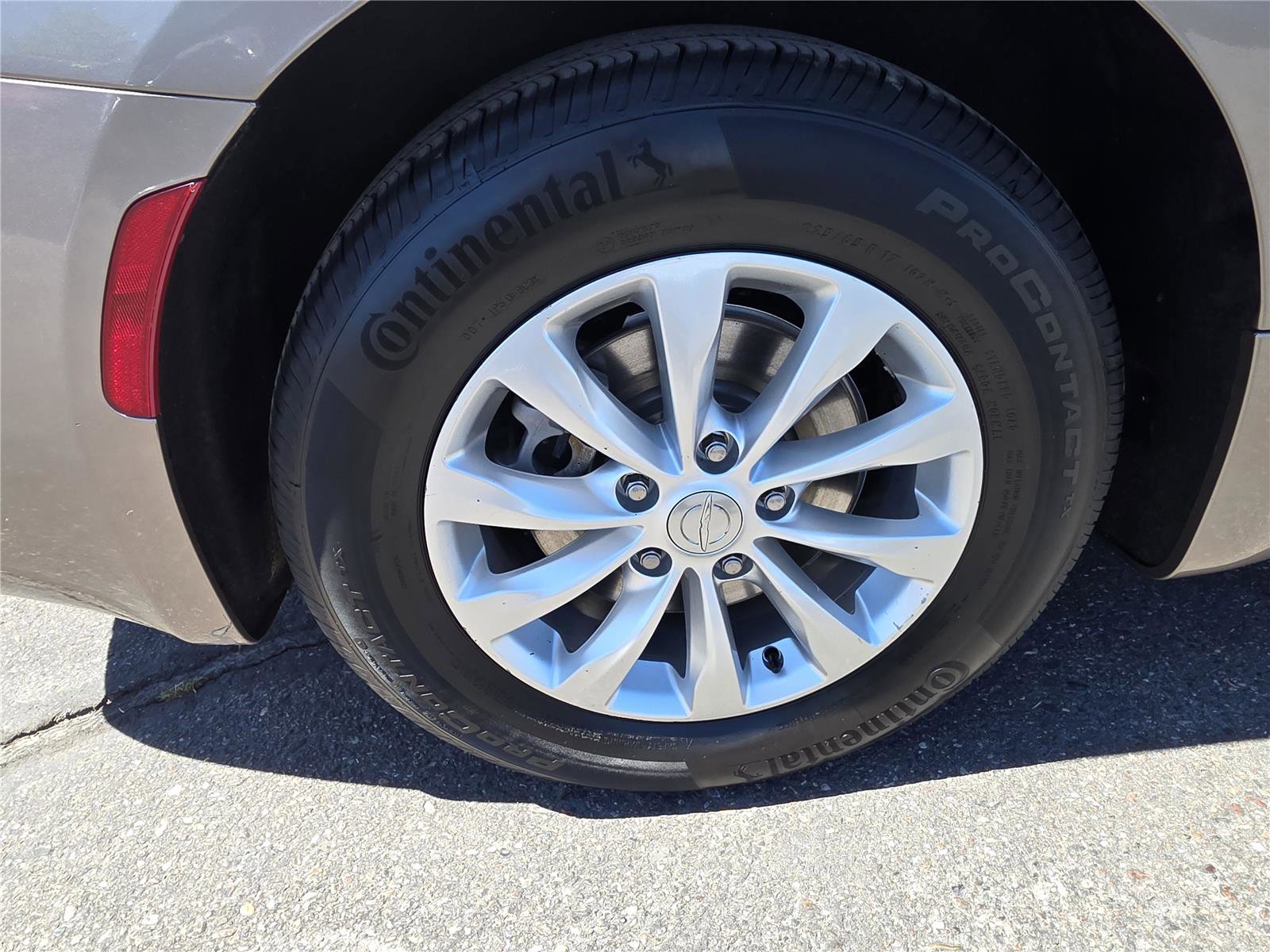 Used 2018 Chrysler Pacifica LX w/ Tire & Wheel Group FWD image 5