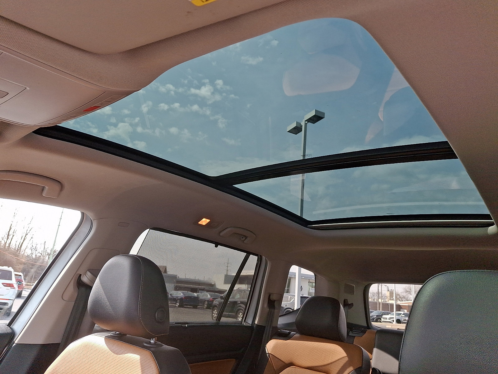 Used 2018 Volkswagen Atlas SEL Premium image 16
