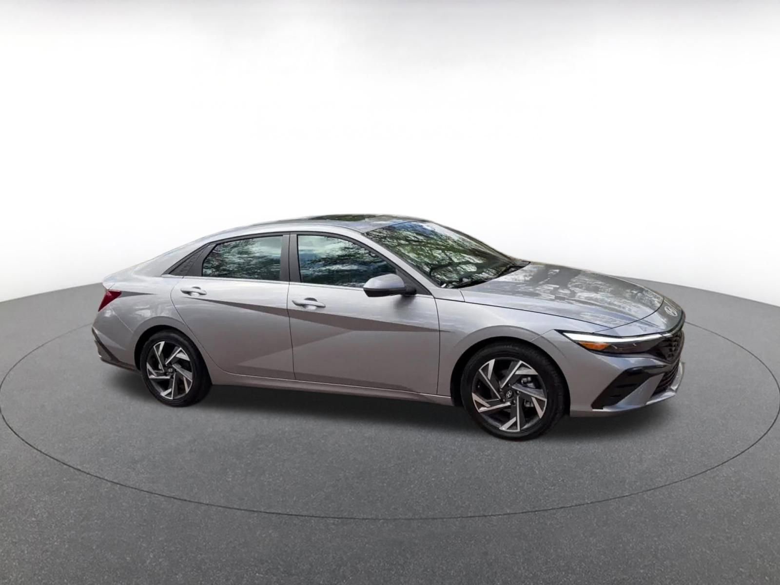 Used 2025 Hyundai Elantra Limited FWD image 2