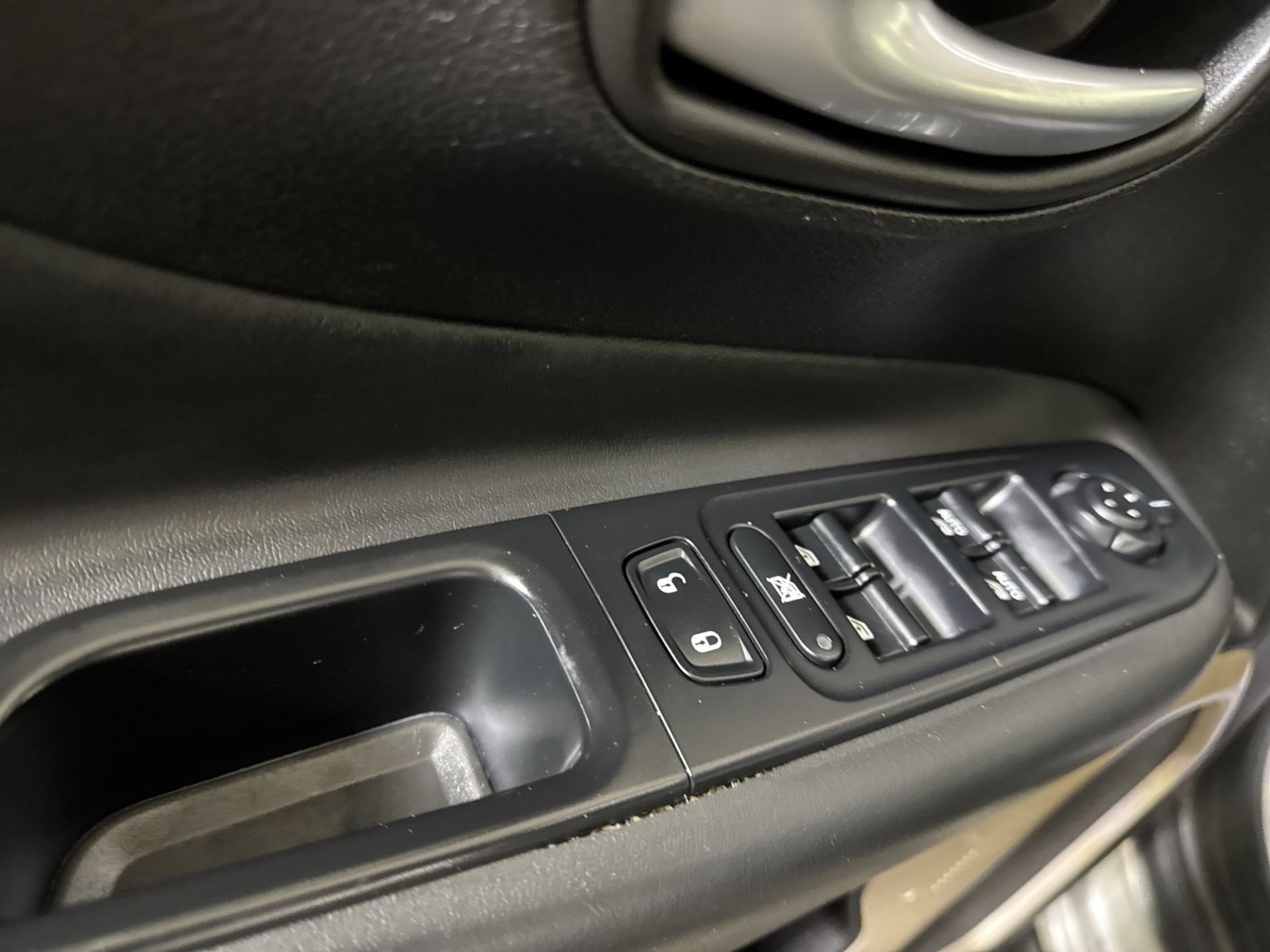 Used 2016 Jeep Renegade Limited image 15