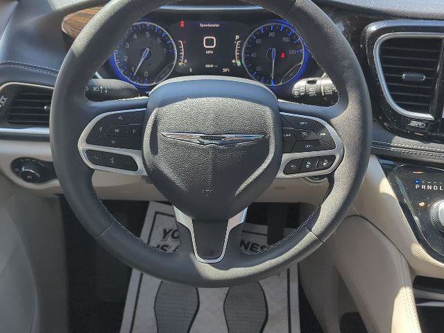 Certified 2023 Chrysler Pacifica Limited FWD image 8