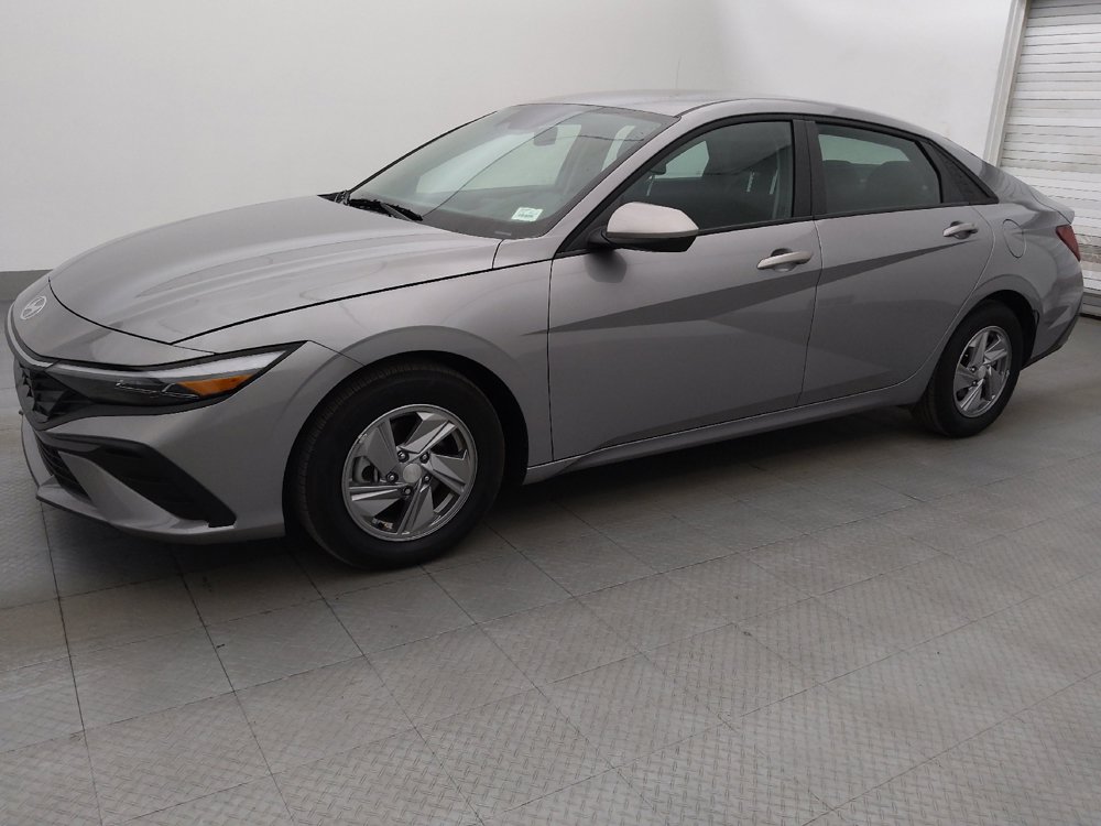 Used 2025 Hyundai Elantra SE FWD image 2