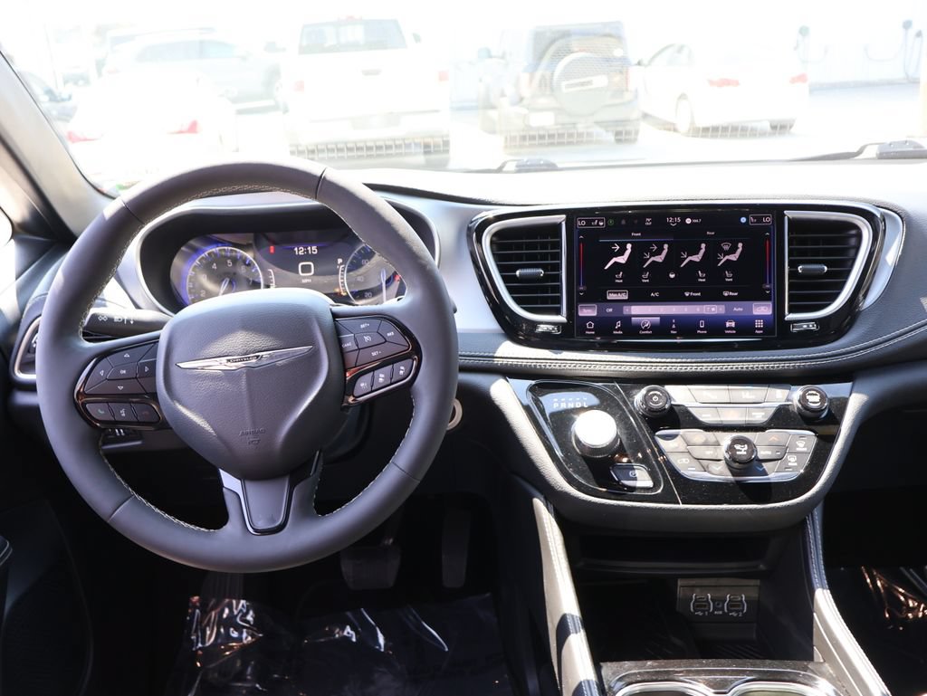 Used 2025 Chrysler Pacifica Limited FWD image 18