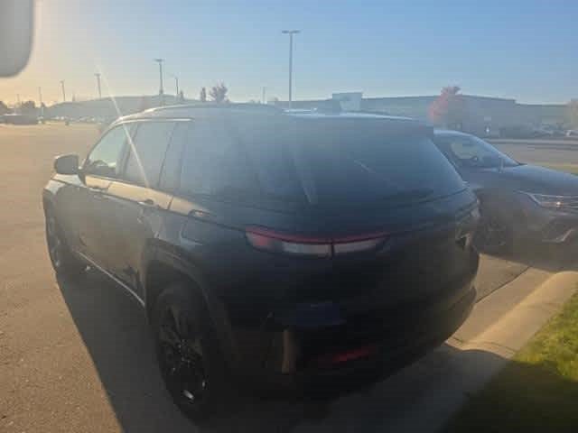 Used 2023 Jeep Grand Cherokee Limited w/ Black Appearance Package AWD/4WD image 4