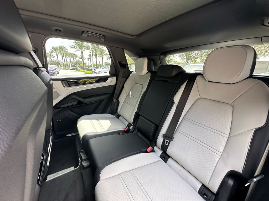 Certified 2025 Porsche Cayenne S AWD/4WD image 32