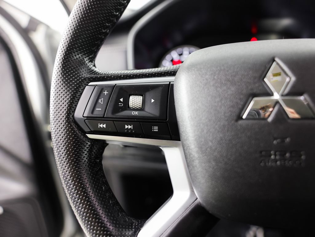 Used 2025 Mitsubishi Outlander SE image 33