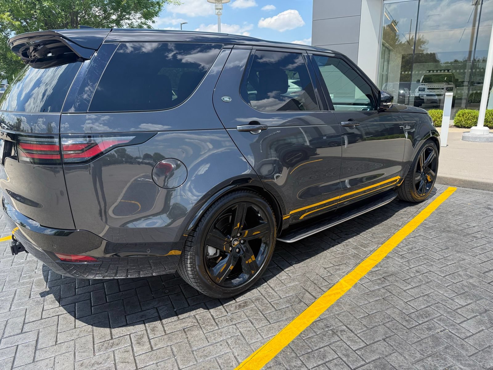 Used 2025 Land Rover Discovery Dynamic SE AWD/4WD image 5