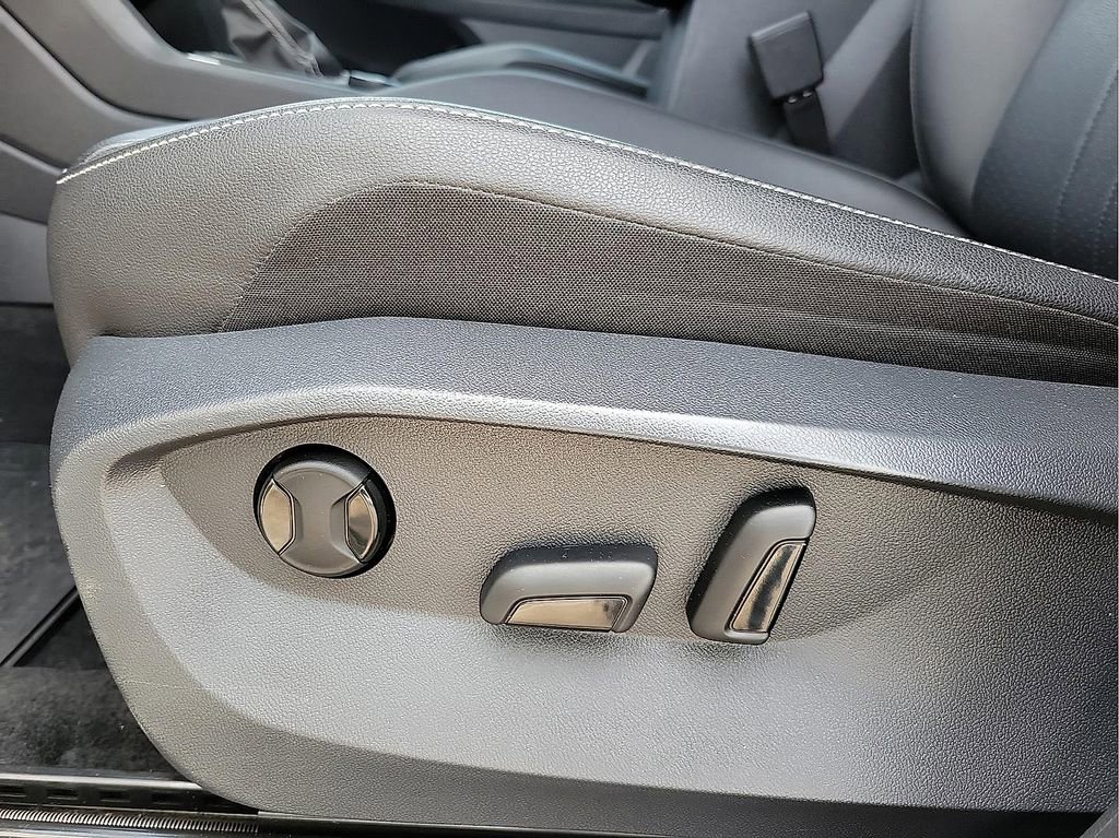 Used 2023 Volkswagen Tiguan SE image 12