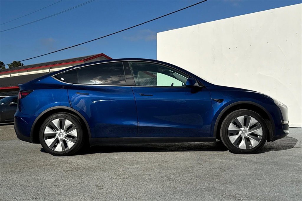 Used 2024 Tesla Model Y 2WD image 3