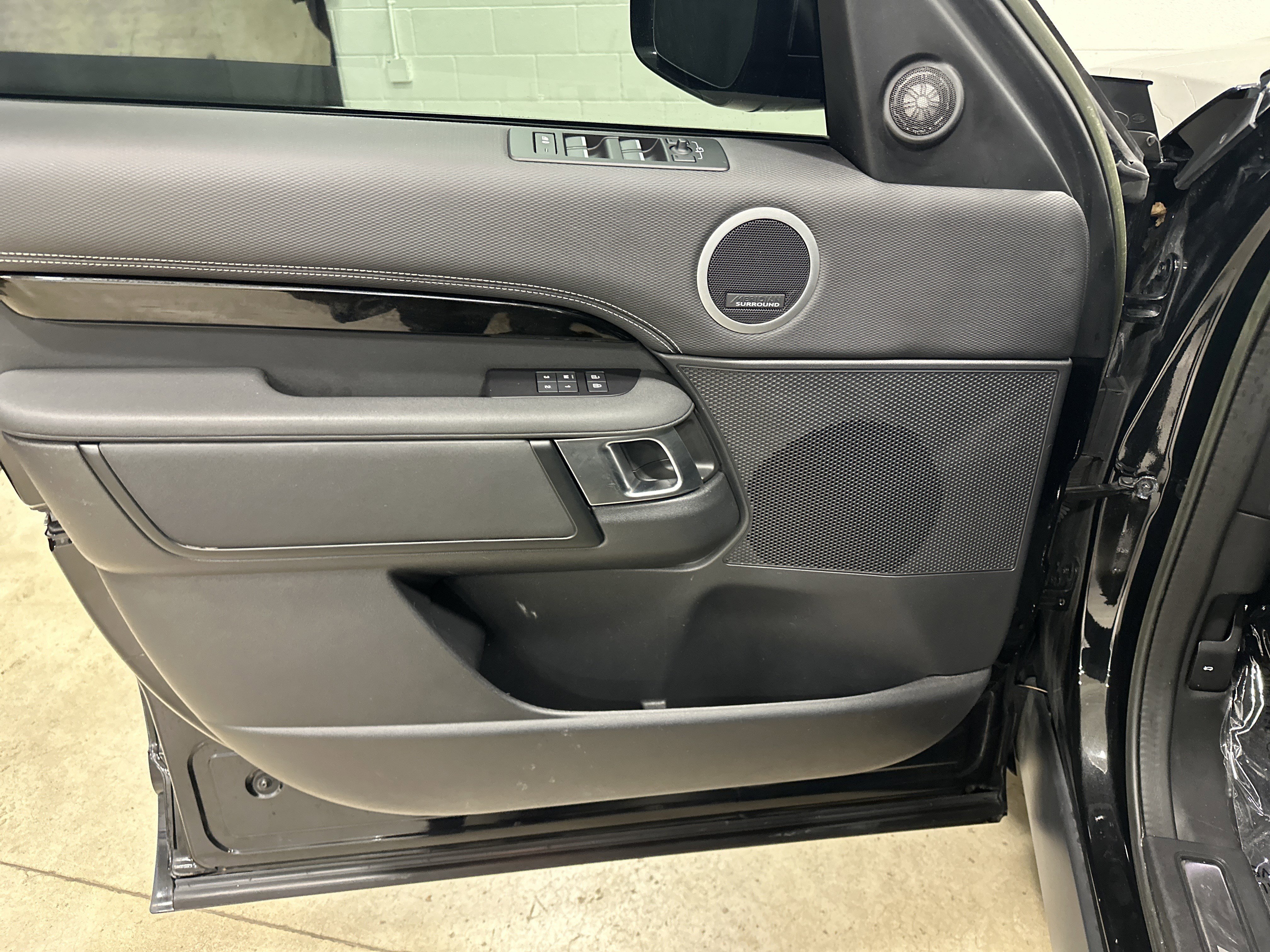 Used 2023 Land Rover Discovery S R-Dynamic image 14