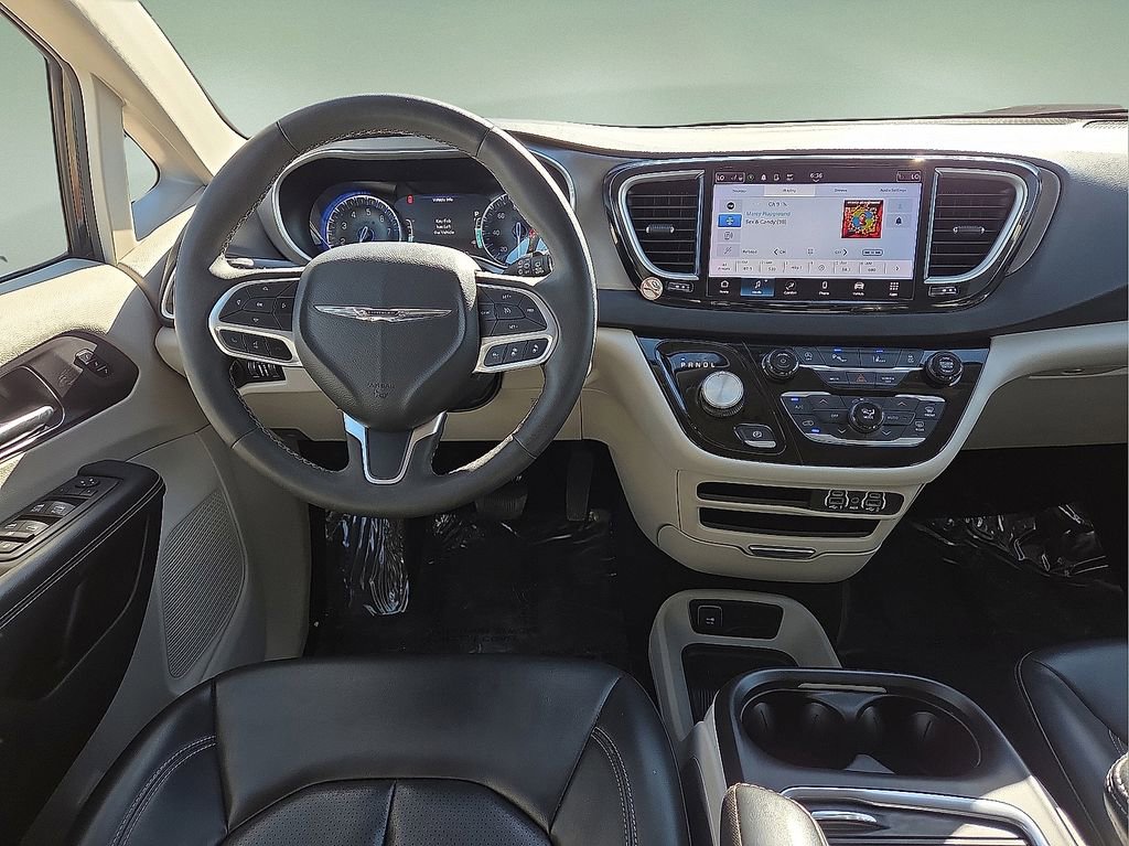 Used 2023 Chrysler Pacifica Touring-L image 14