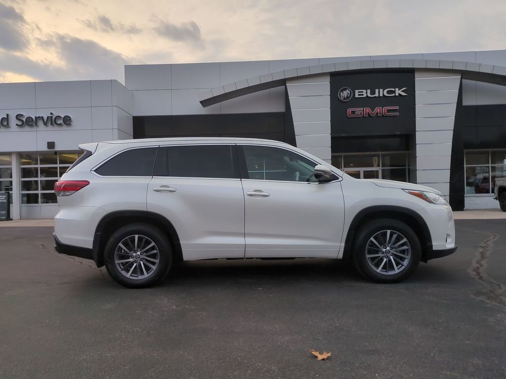Used 2017 Toyota Highlander XLE image 4