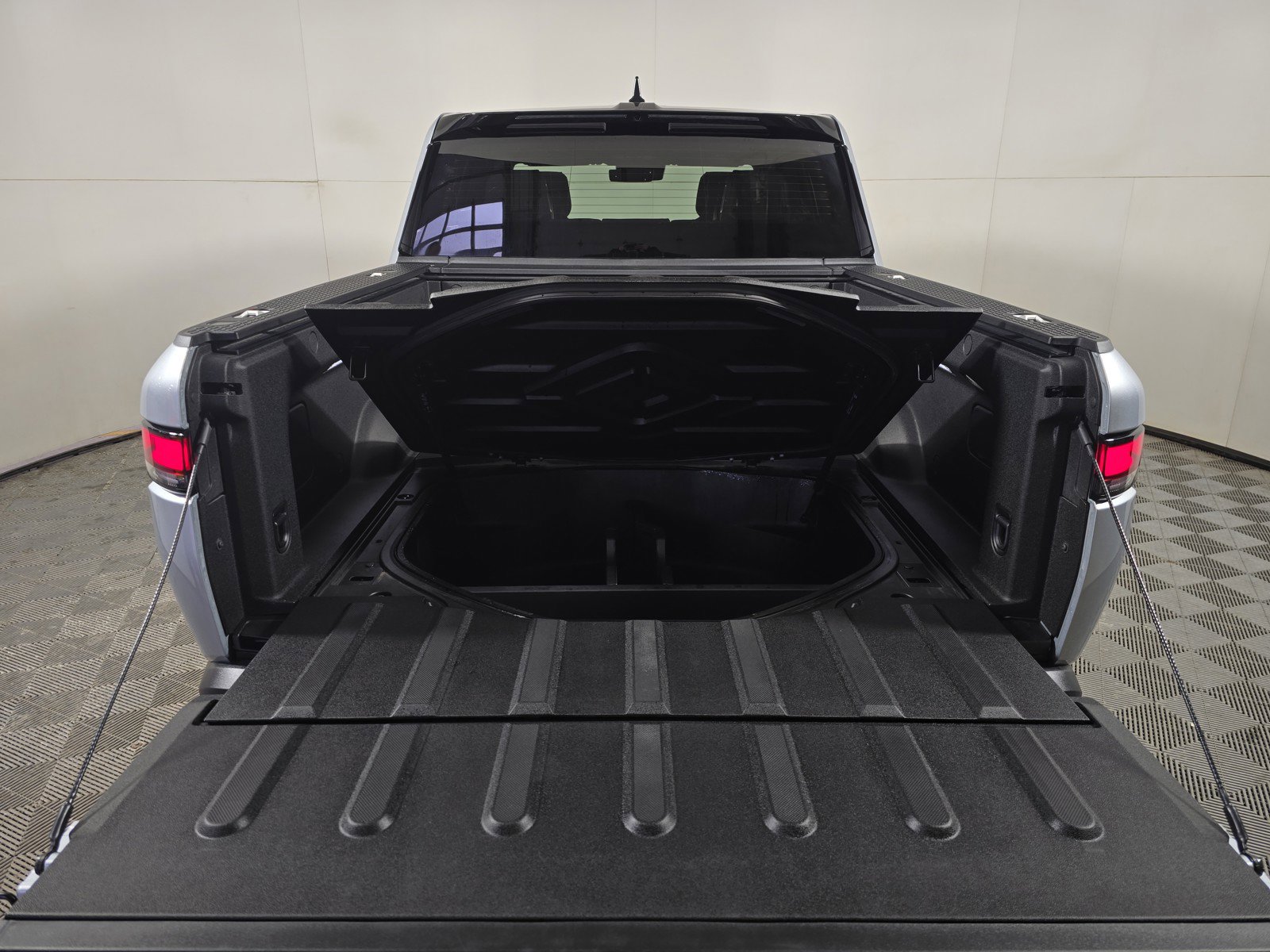 Used 2025 Rivian R1T Adventure AWD/4WD image 15