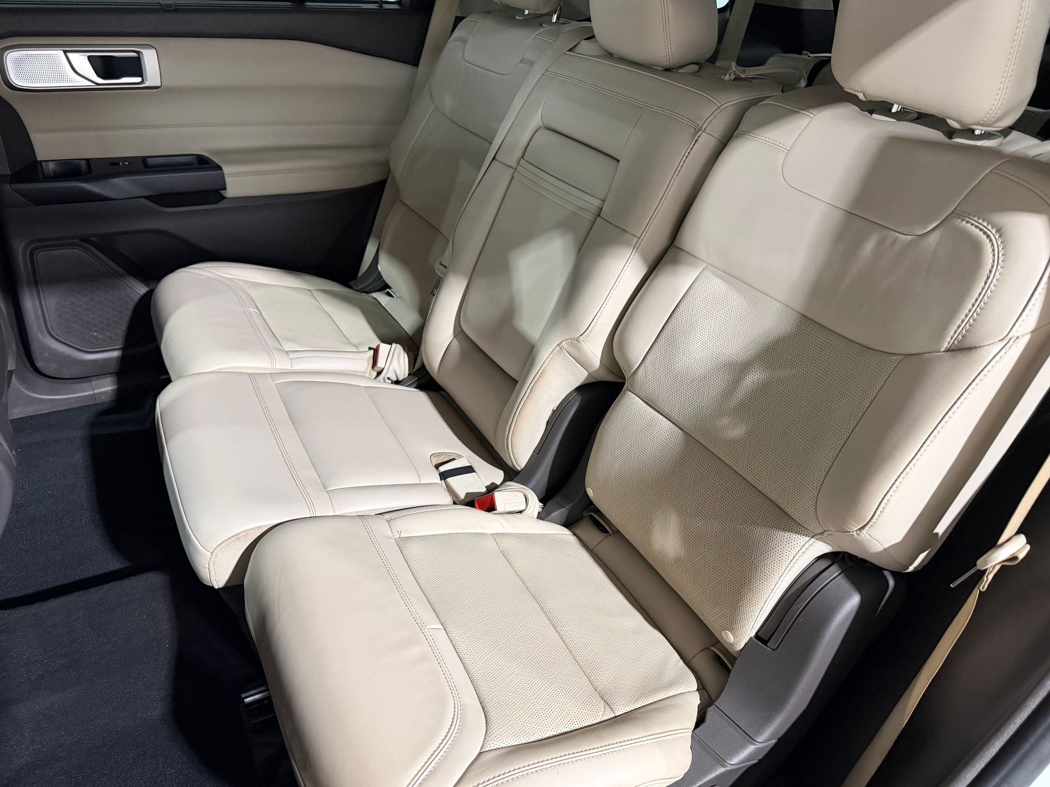 Used 2020 Ford Explorer Platinum w/ Premium Technology Package AWD/4WD image 36