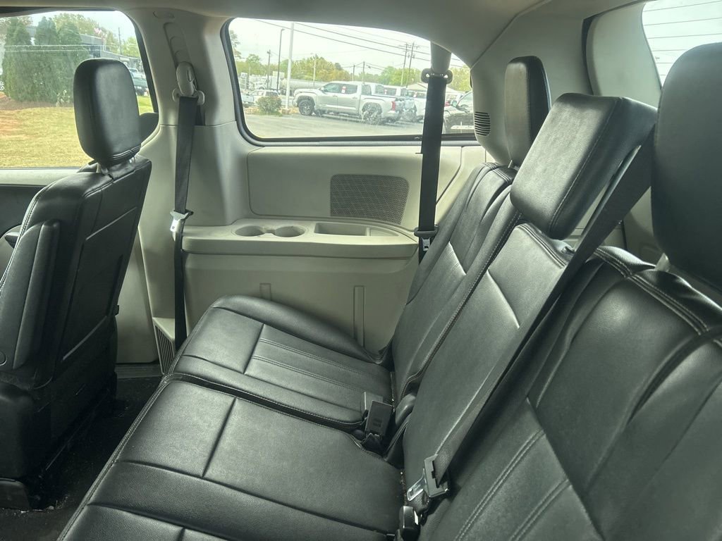 Used 2013 Chrysler Town & Country Touring image 9