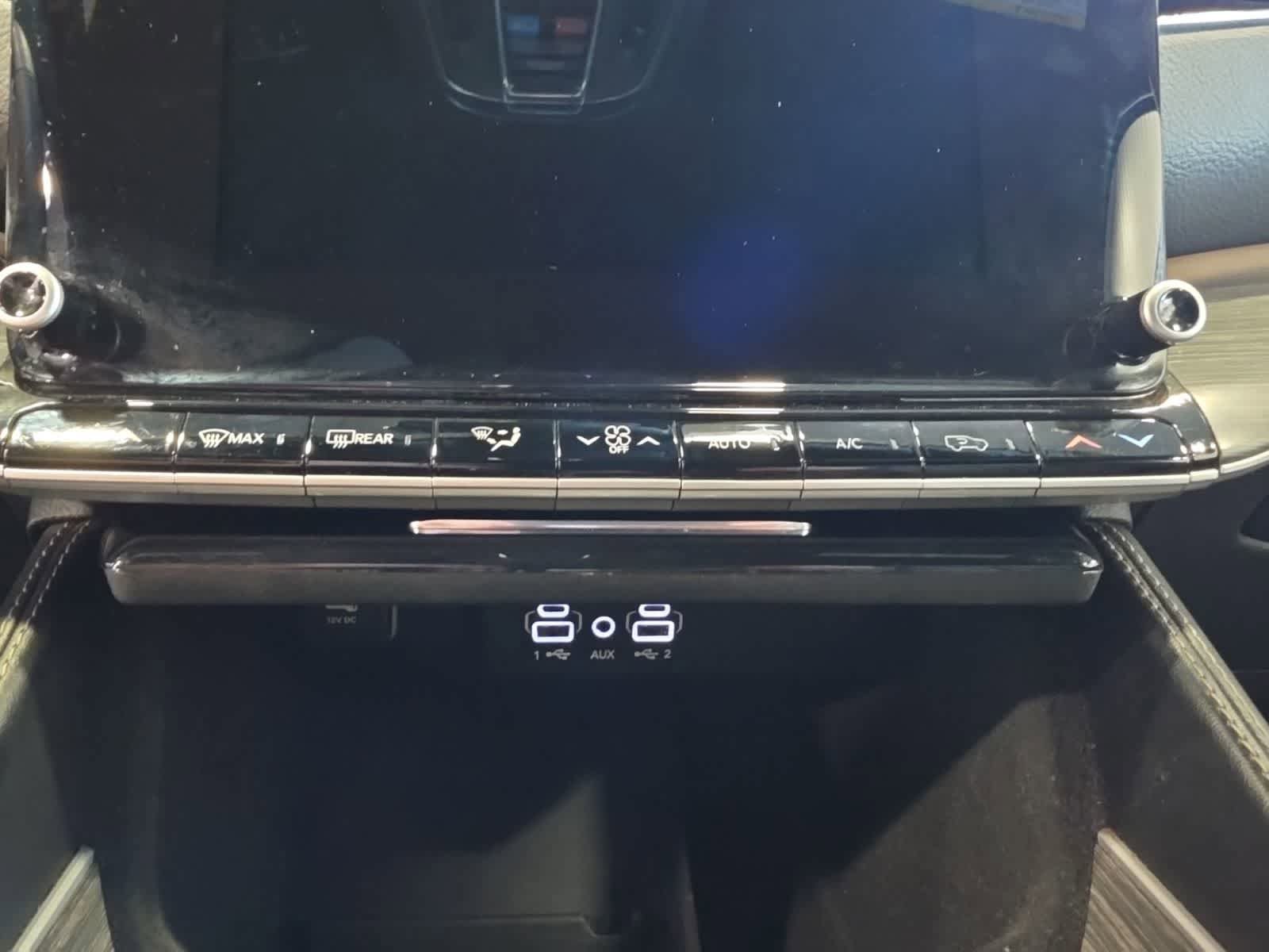 Used 2024 Jeep Wagoneer L Series III w/ Flexible Seating Group AWD/4WD image 27