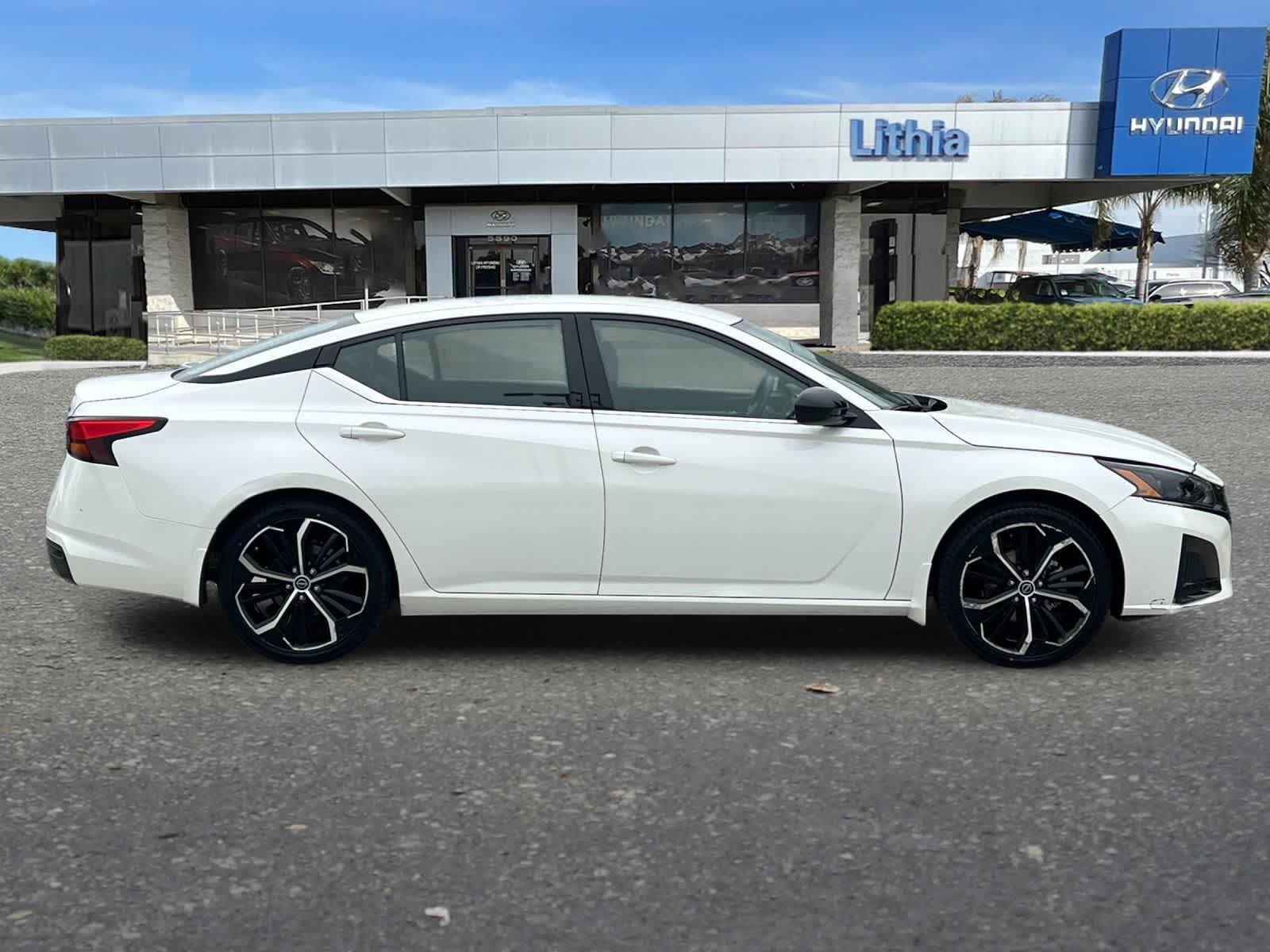 Used 2024 Nissan Altima 2.5 SR FWD image 9