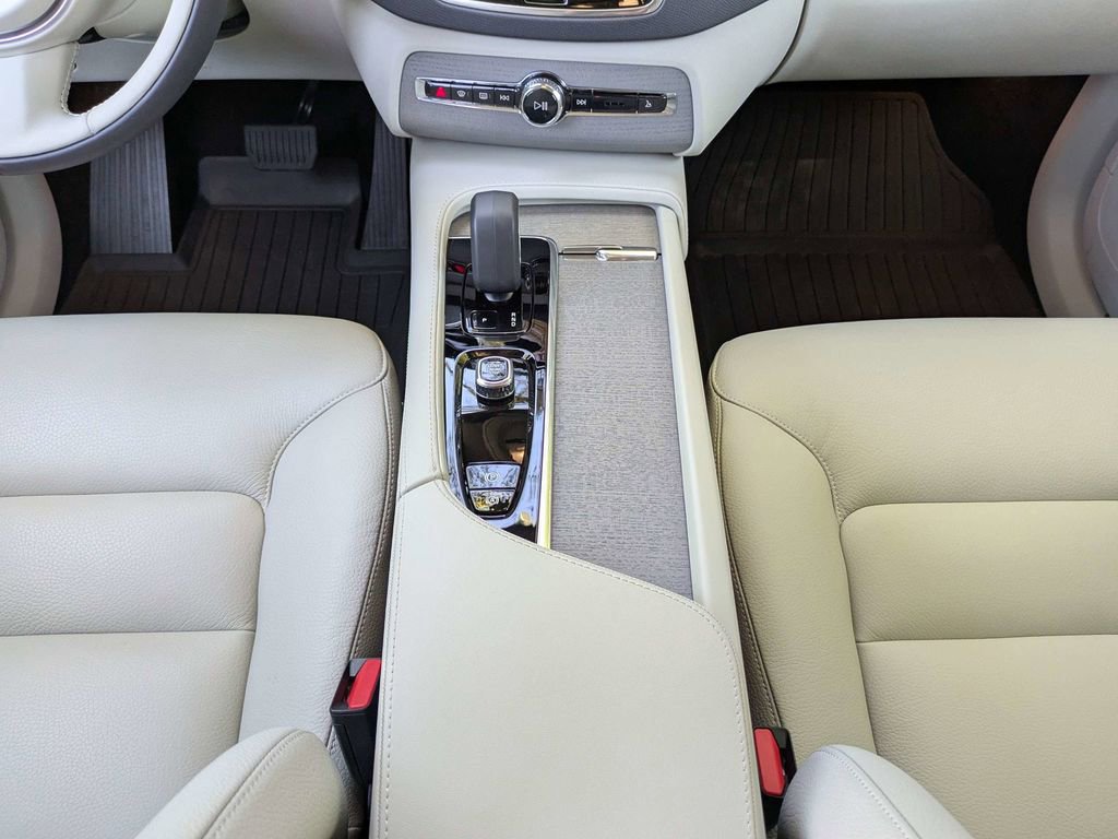 Certified 2025 Volvo XC90 B6 Plus AWD/4WD image 18