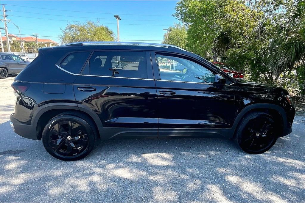 Certified 2025 Volkswagen Taos SE w/ Panoramic Sunroof Package image 4