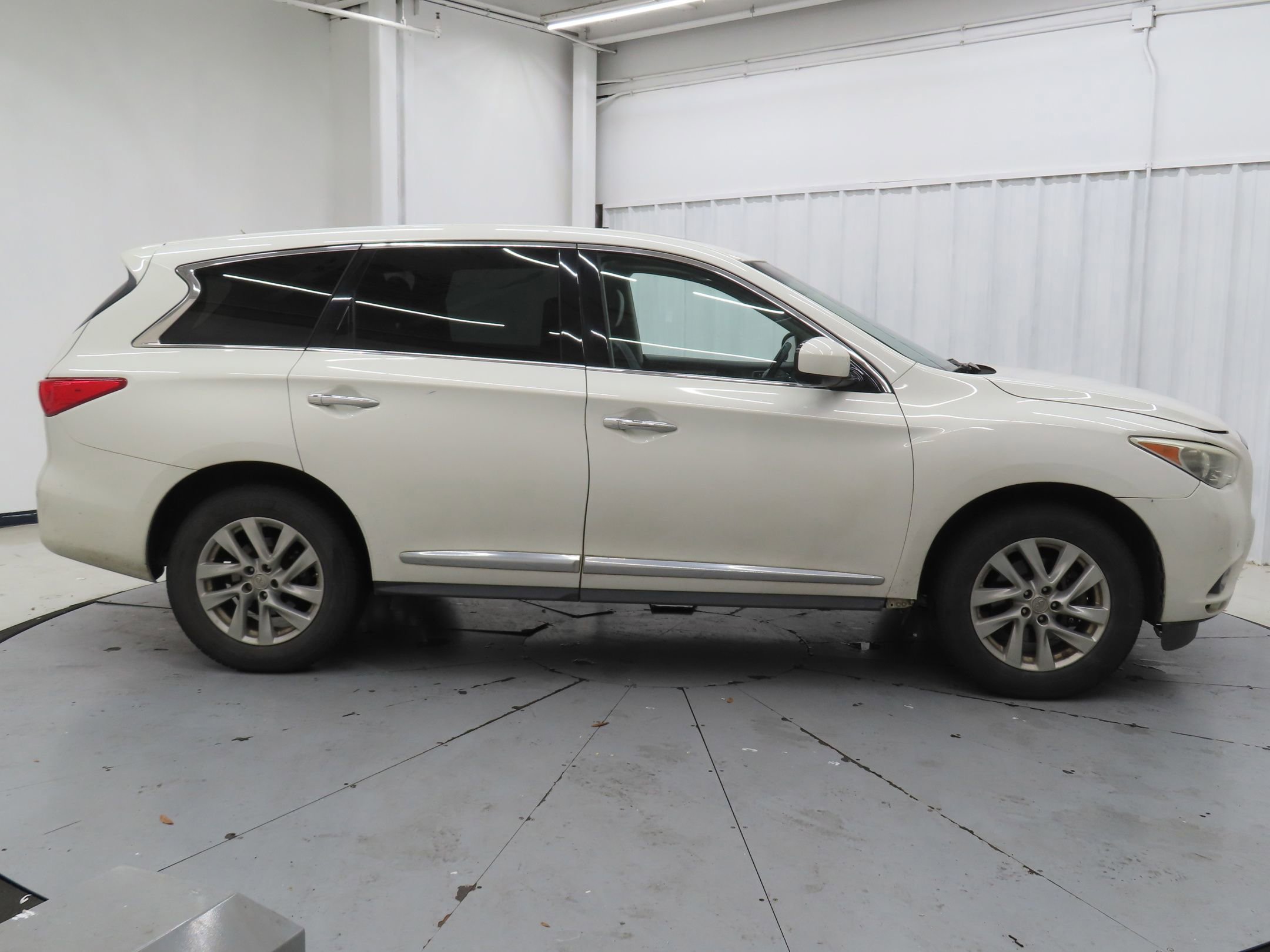 Used 2013 INFINITI JX35 FWD w/ Premium Pkg image 2