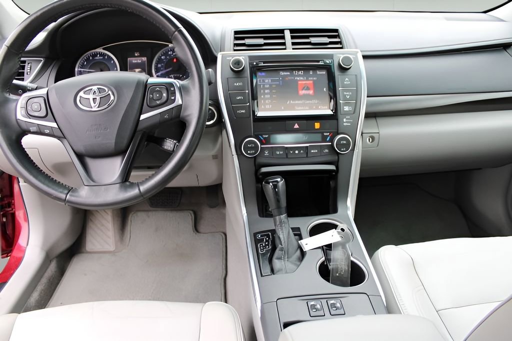 Used 2015 Toyota Camry XLE w/ Moonroof Package FWD image 9