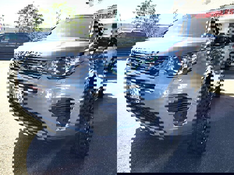 Used 2019 Land Rover Discovery Sport SE image 2