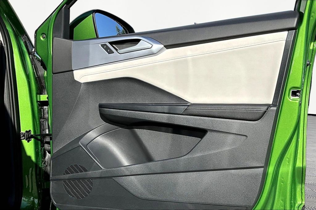 Used 2025 Volkswagen Taos SE image 28