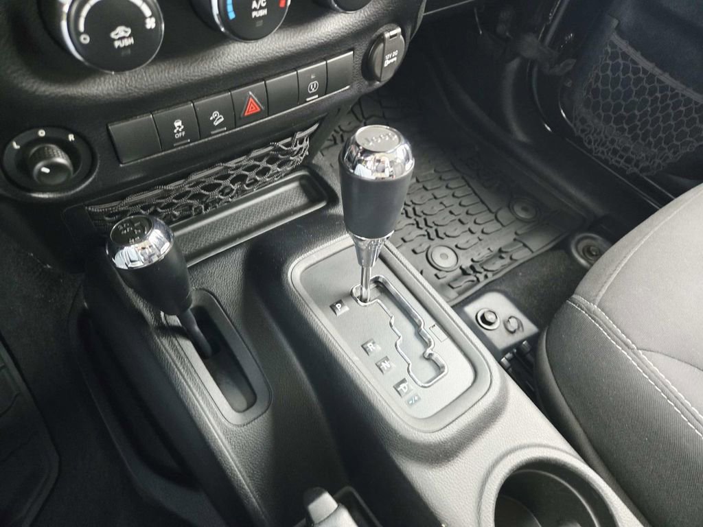 Used 2015 Jeep Wrangler Unlimited Sahara image 32