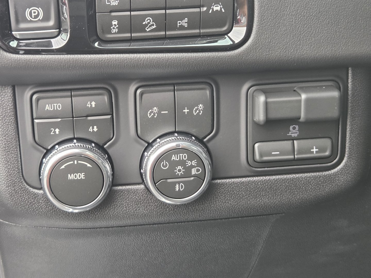 New 2027 GMC Yukon Elevation w/ Elevation Premium Package AWD/4WD image 32
