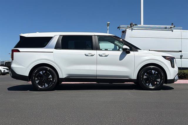 New 2026 Kia Carnival LXS FWD image 3
