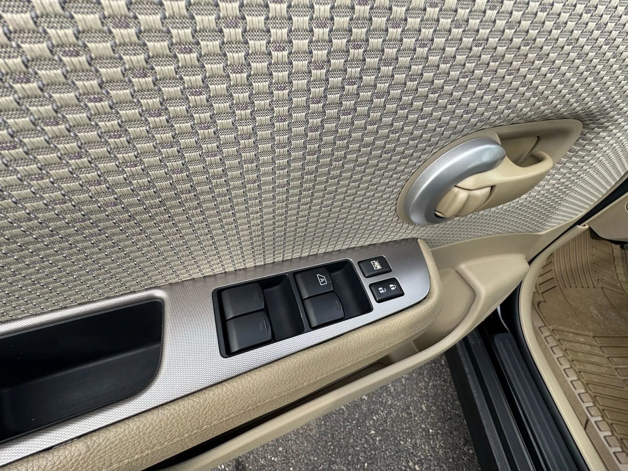 Used 2009 Nissan Versa SL w/ Convenience Pkg image 31