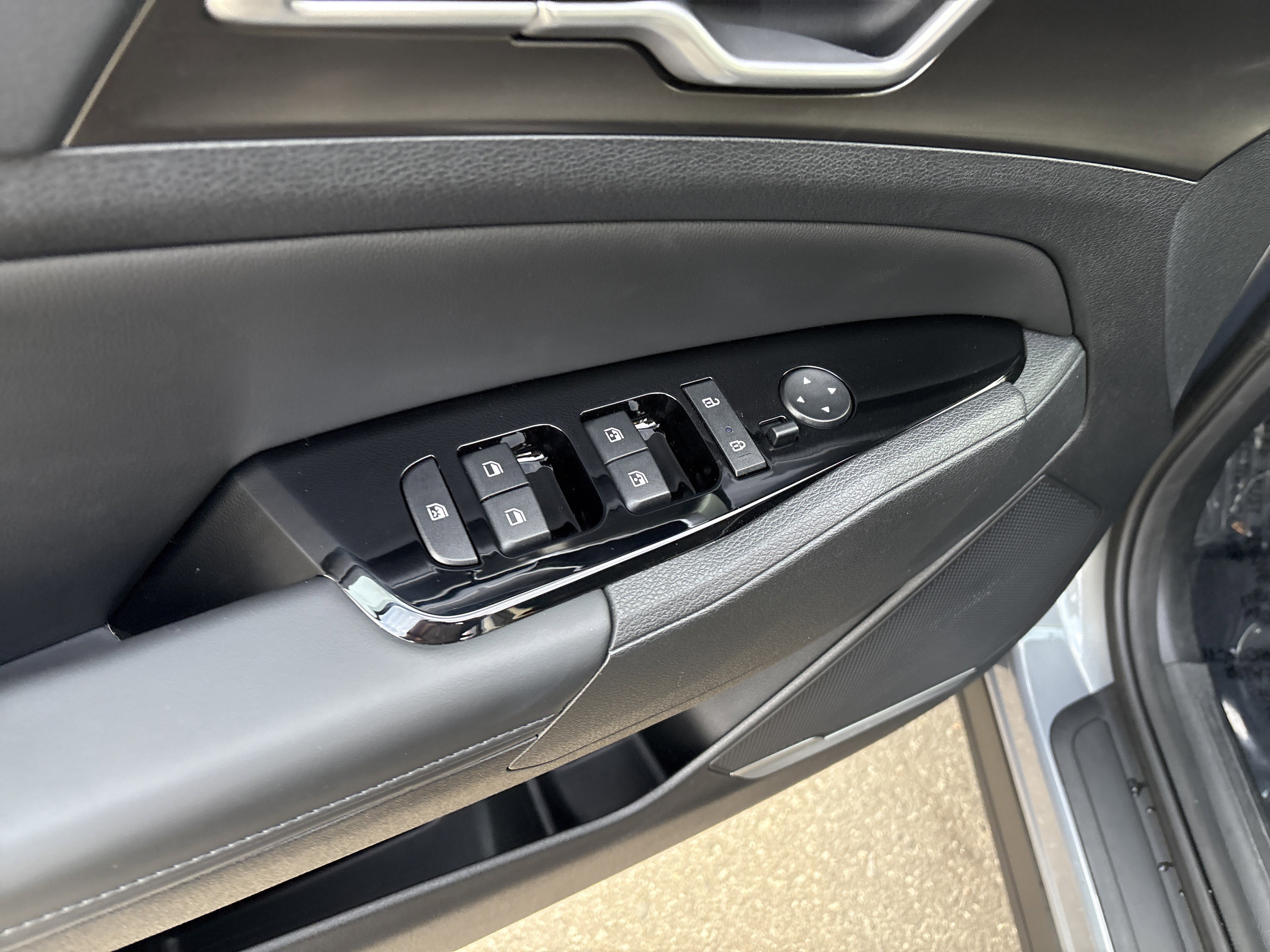 Used 2025 Kia Sportage EX image 11