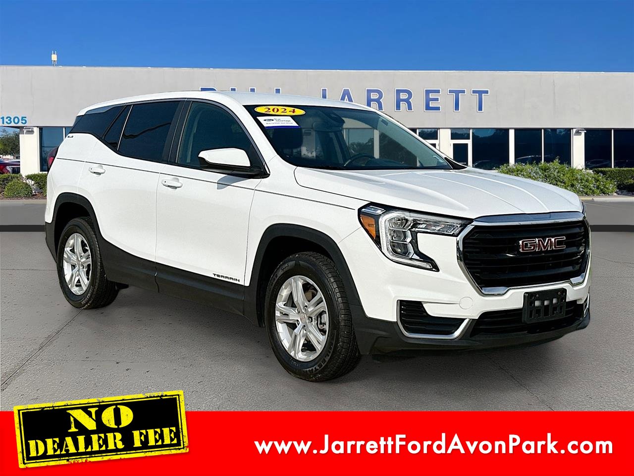 Used 2024 GMC Terrain SLE image 1