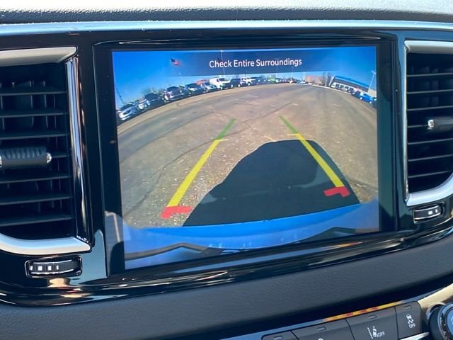 Used 2024 Chrysler Pacifica Touring-L image 11