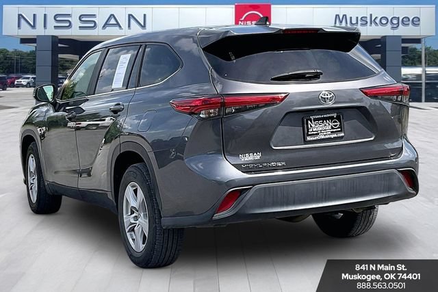 Used 2023 Toyota Highlander L FWD image 4
