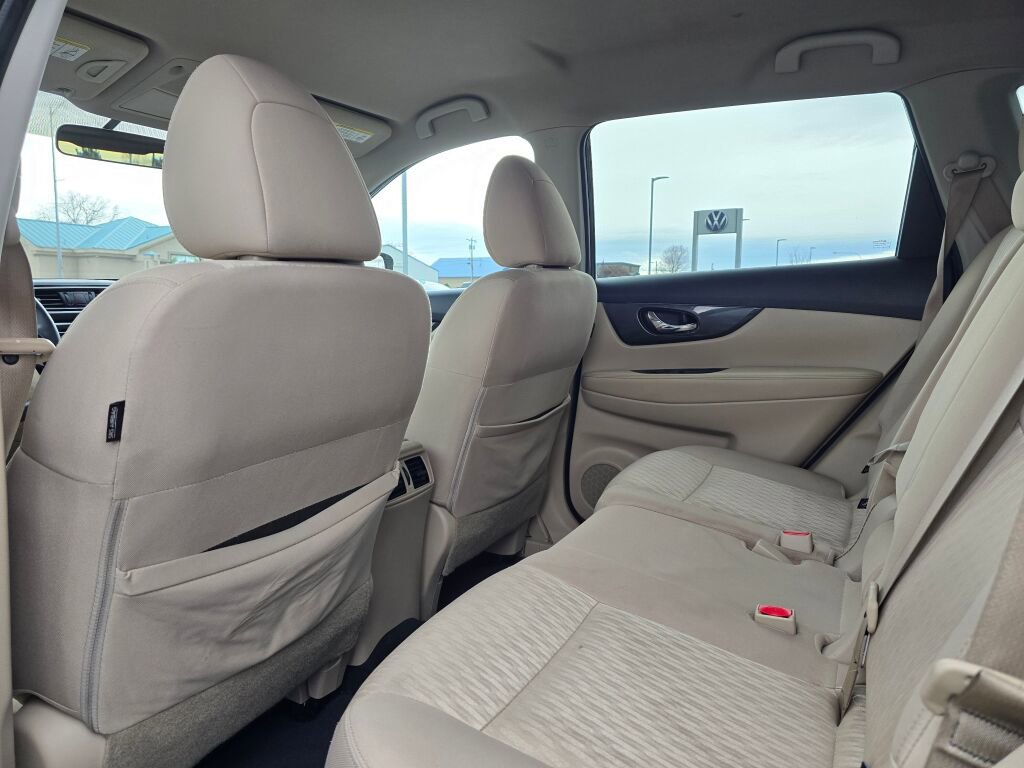 Used 2017 Nissan Rogue SV w/ SV Premium Package FWD image 12