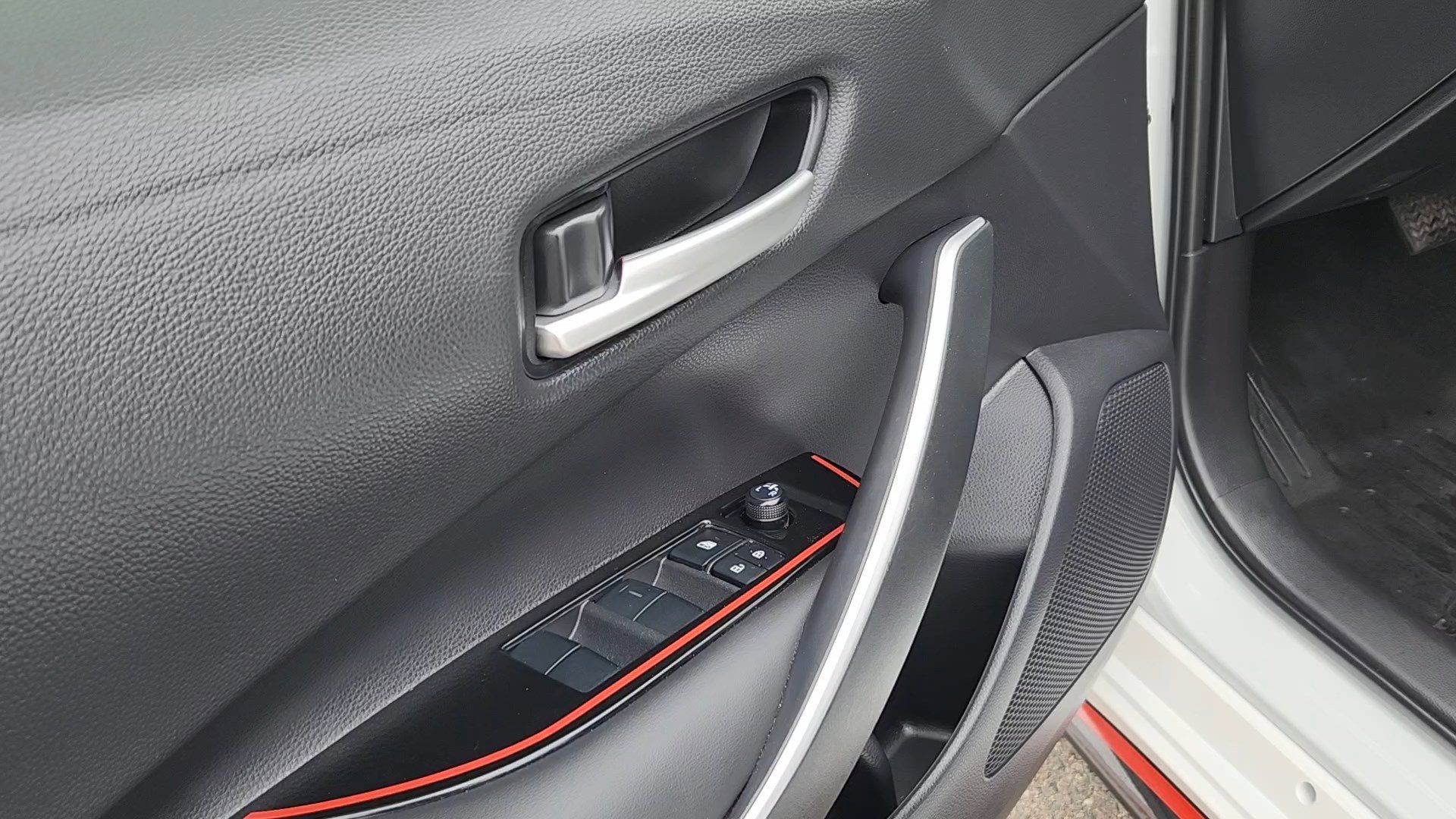 Used 2023 Toyota Corolla SE w/ SE Package image 7