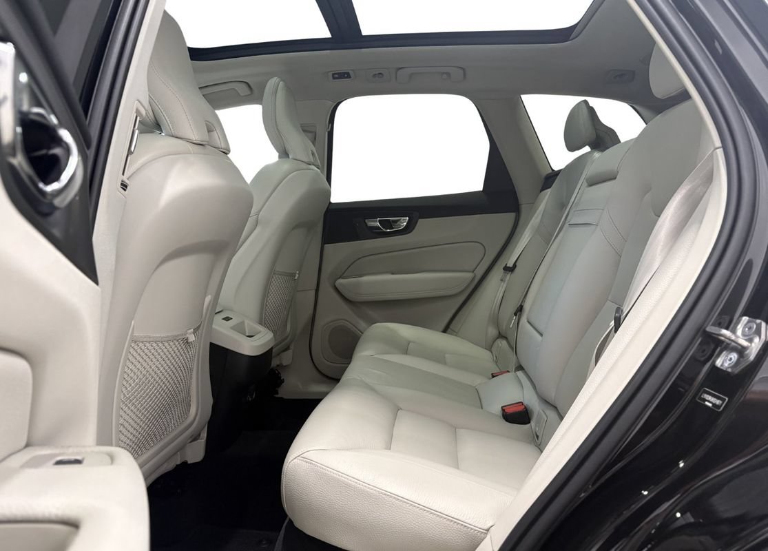 Used 2019 Volvo XC60 T5 Momentum w/ Multimedia Package AWD/4WD image 11