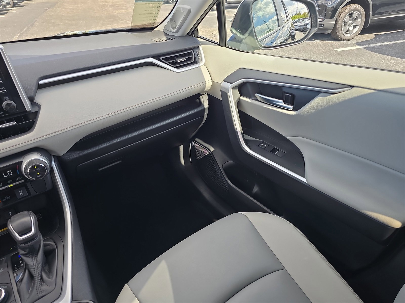 Used 2021 Toyota RAV4 XLE Premium image 12