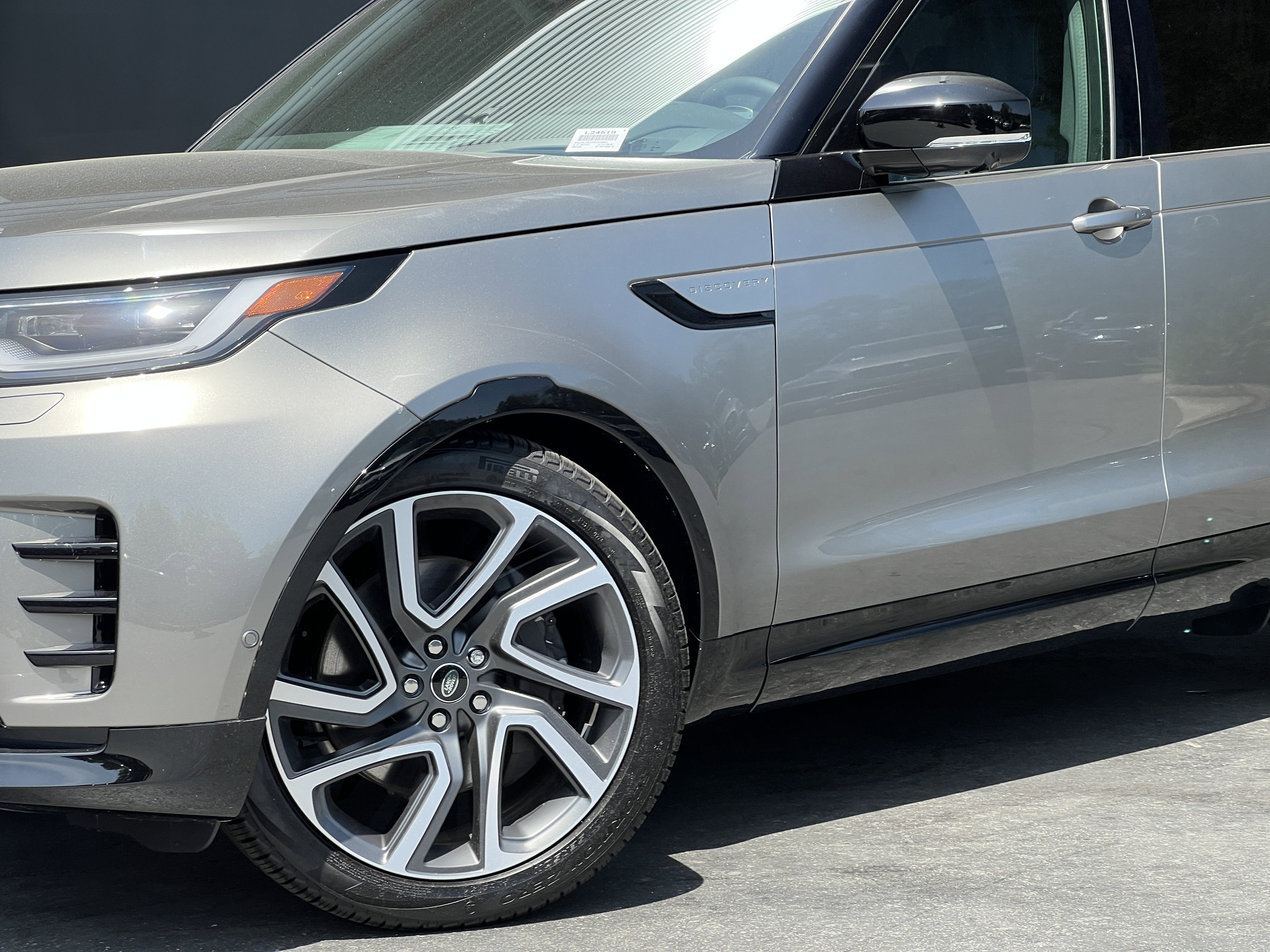 New 2024 Land Rover Discovery Dynamic SE video 2