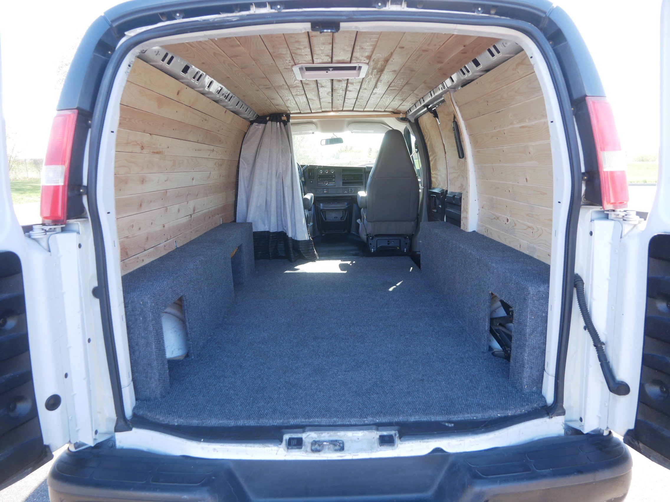 Used 2017 Chevrolet Express 2500 RWD image 16