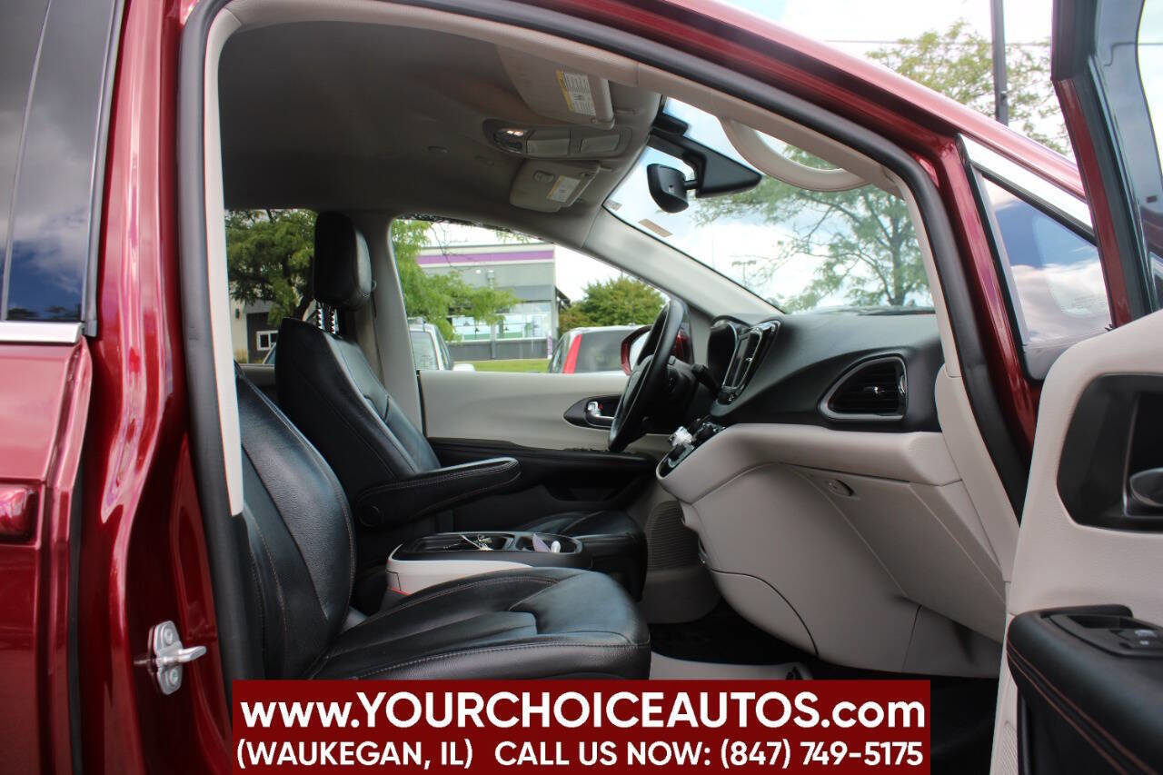 Used 2020 Chrysler Pacifica Touring-L FWD image 11