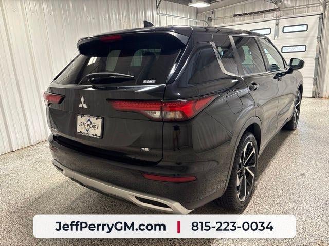 Used 2022 Mitsubishi Outlander SE AWD/4WD image 3