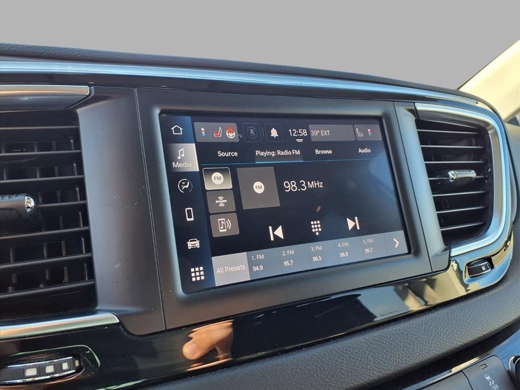 Used 2024 Chrysler Voyager LX image 5